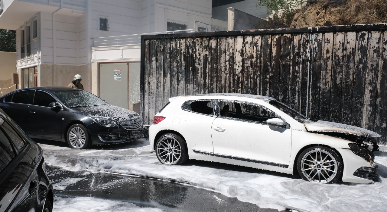 Şişli'de yangın! Araçlar kül oldu